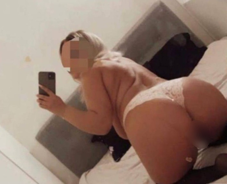 Natasha mit Zungenpiercing